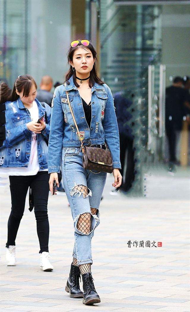 街拍:穿黑丝,这些美女偏爱渔网袜