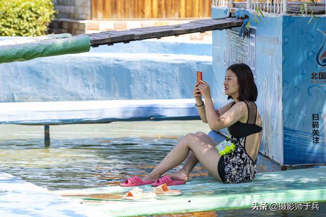 身穿黑色性感泳衣美女挑战闯关游戏,闯关成功玩自拍