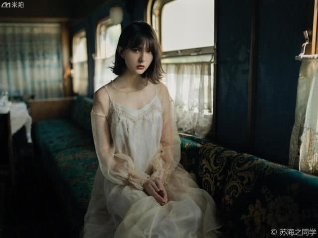 人像写真:火车上的短发少女,清纯可爱