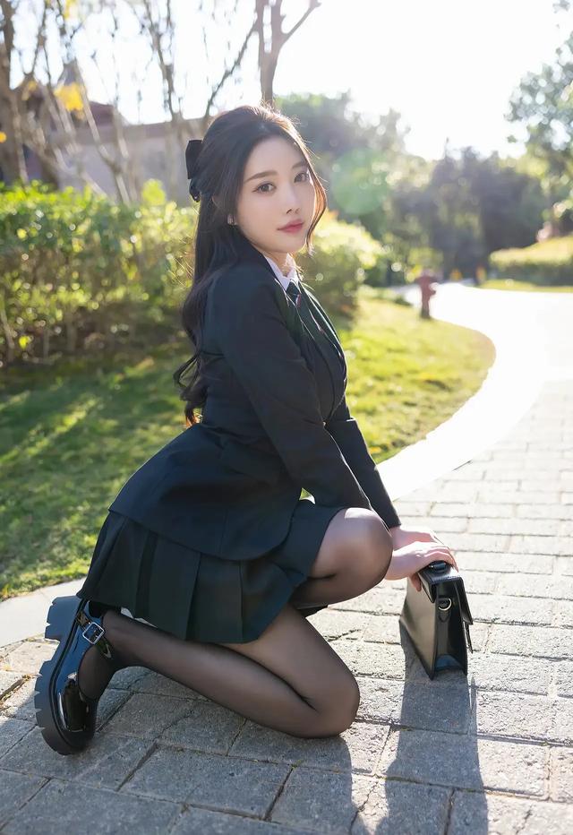 性感女神杨晨晨:学院JK裙搭配黑丝马丁,美女魅力四射