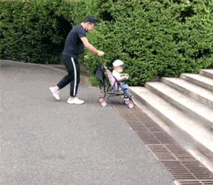 女子穿皮裤和露肩装相亲,男子一看竟是老熟人,直接掉头就走!
