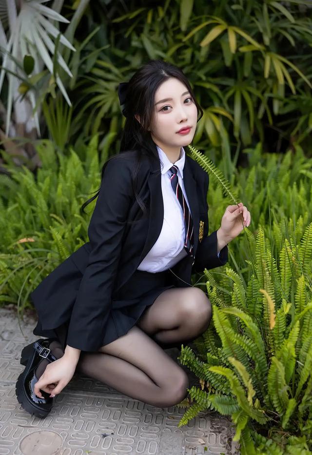 性感女神杨晨晨:学院JK裙搭配黑丝马丁,美女魅力四射
