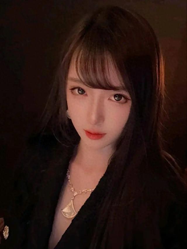 美女主播腐团儿,黑丝美腿,尽显身材,高冷御姐!
