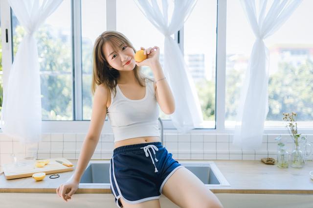 魔鬼身材美女姐姐,请吃柠檬和草莓