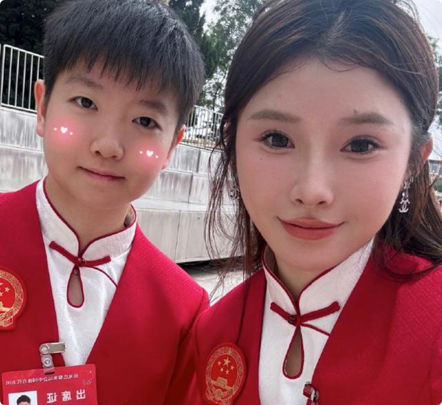 被T台秀的吴艳妮惊艳,运动文胸遮不住好身材,裸露腹肌太抢镜