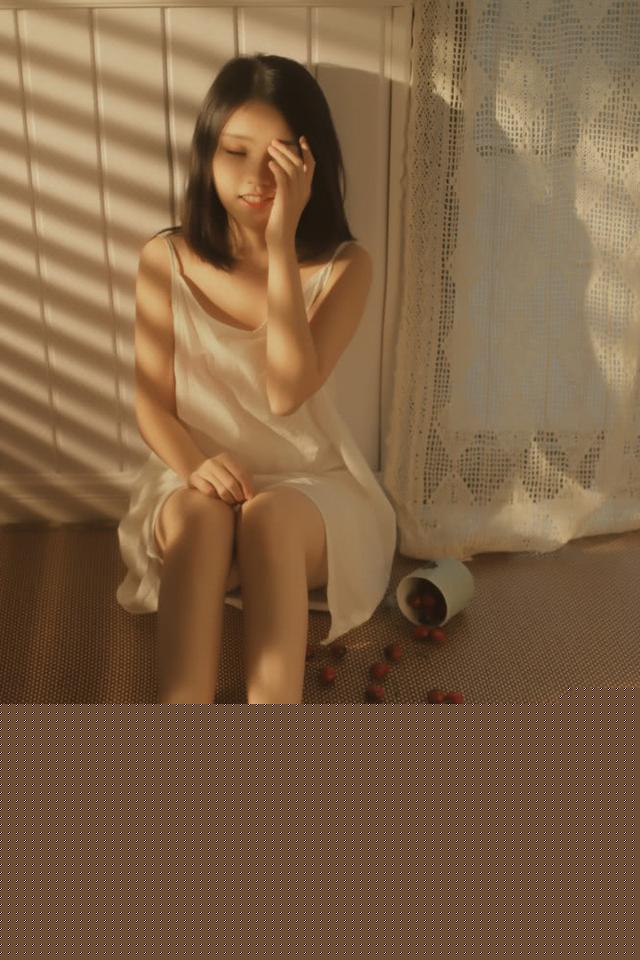 少女身穿吊带拍私房,清纯又撩人