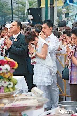 泰国美女在交通事故现场“直播热舞”,原来是这东西给闹的...