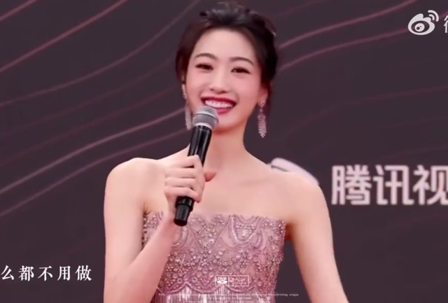 流鼻血还抢话筒,两个女星当众亲吻,只有赵丽颖C位压轴很安心