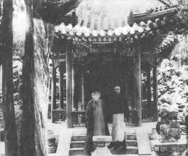 罕见耻辱老照片:被拍卖的大胸女人,全裸女人被男人拿枪指着