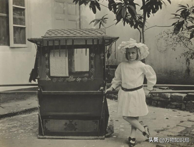 1834年,晚清美女被卖到美国,身着旗袍露出小脚,25美分随意观看