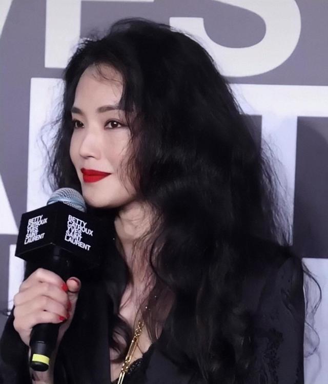 “小方脸”才是真抗老,这些拒绝“削骨”女明星,岁数越大越好看