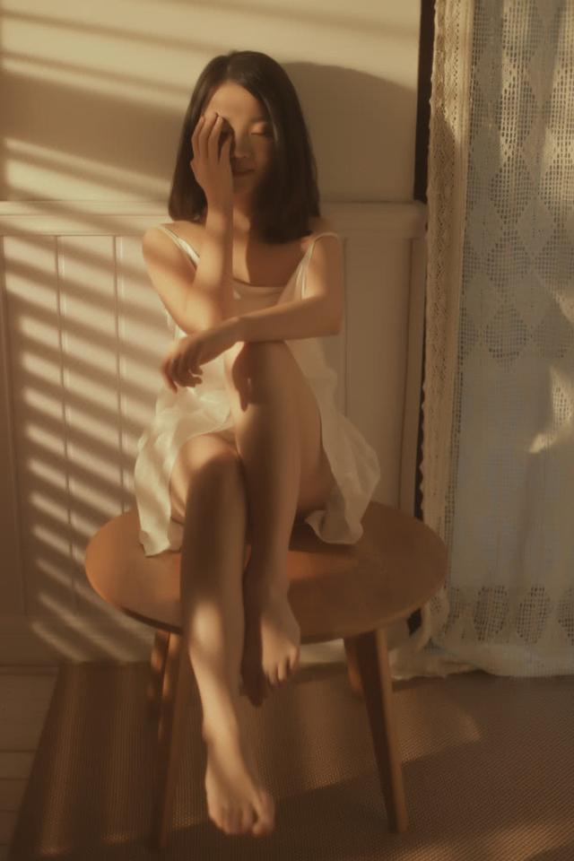 少女身穿吊带拍私房,清纯又撩人