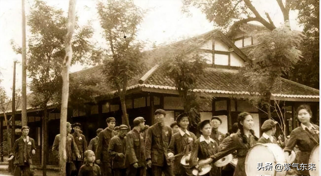 罕见照片:日本女人竟如此开放大胆,女学生脱光衣服全身赤裸上课