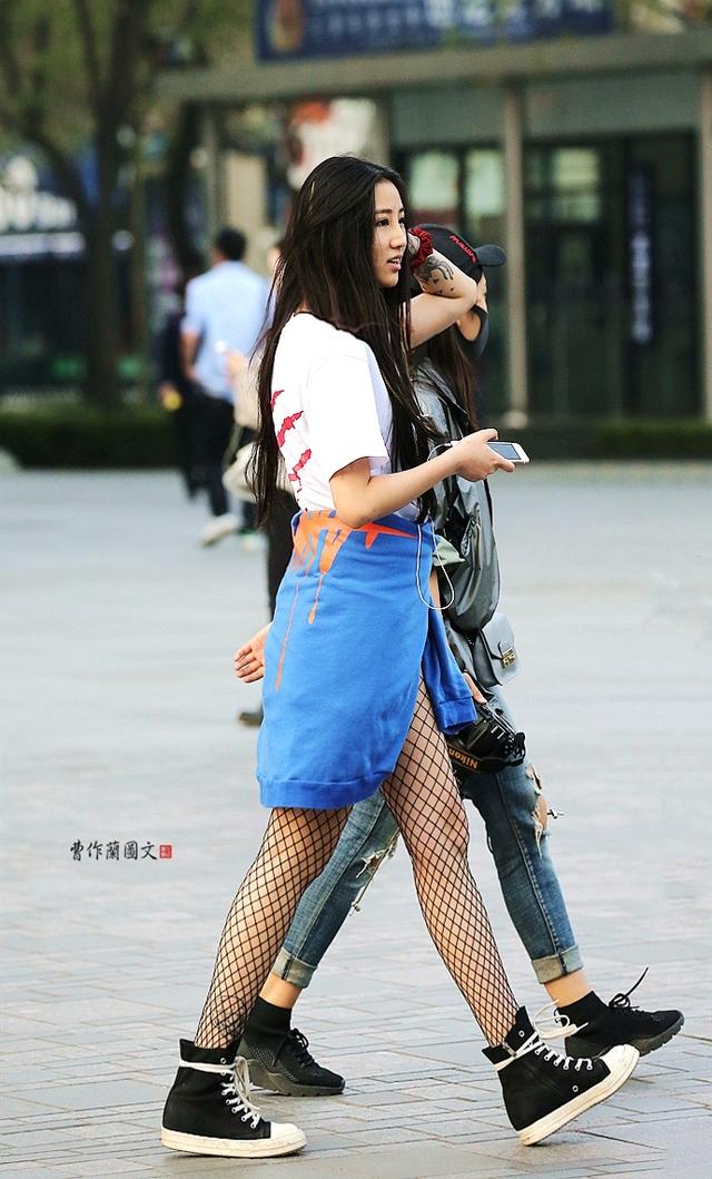 街拍:穿黑丝,这些美女偏爱渔网袜