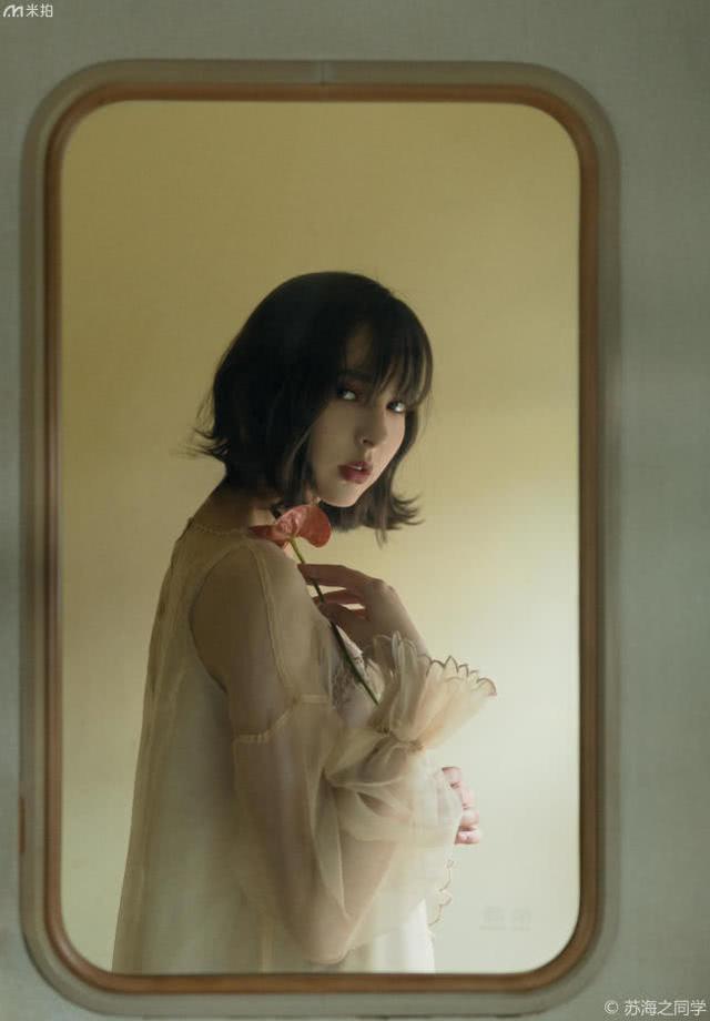 人像写真:火车上的短发少女,清纯可爱