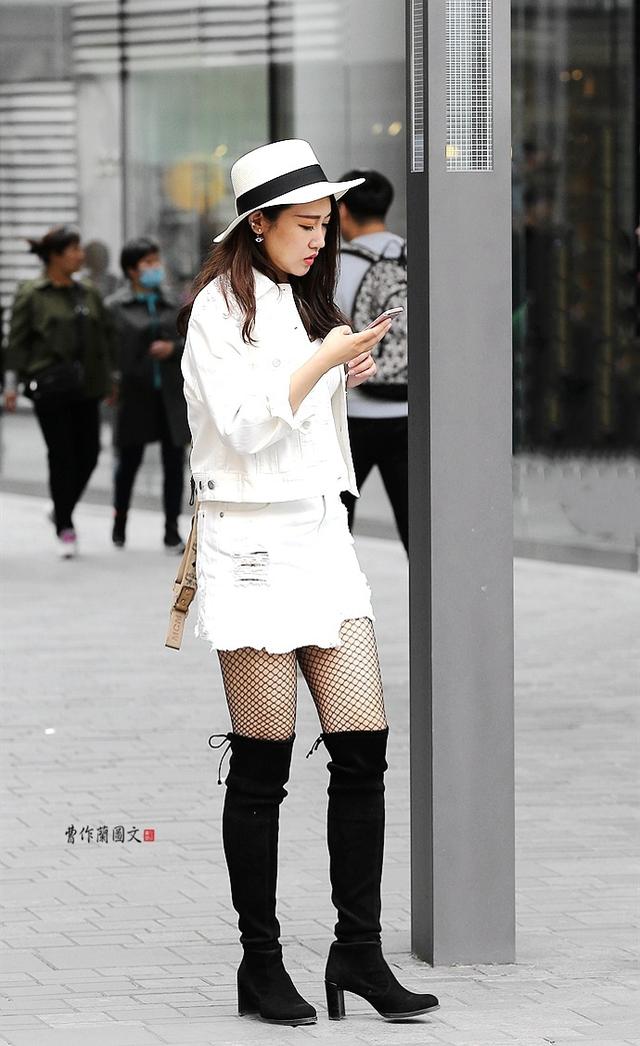 街拍:穿黑丝,这些美女偏爱渔网袜
