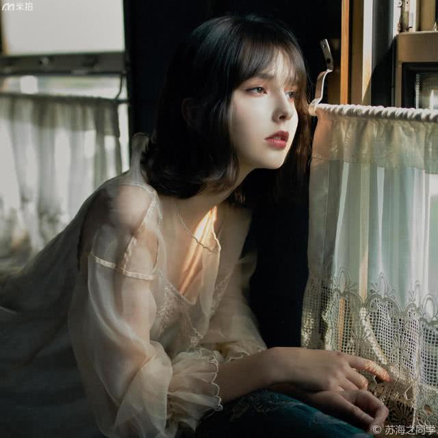 人像写真:火车上的短发少女,清纯可爱