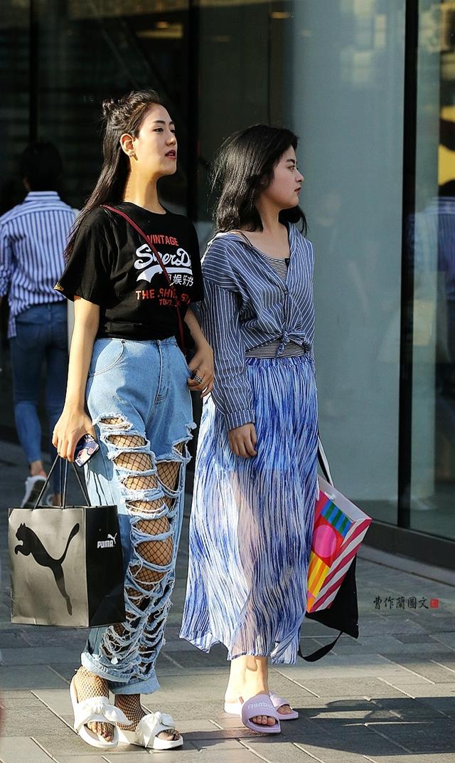 街拍:穿黑丝,这些美女偏爱渔网袜