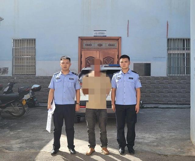 警方:“男子开车摸美女胸跟大腿被交通处罚”系不实信息,编造者被行拘