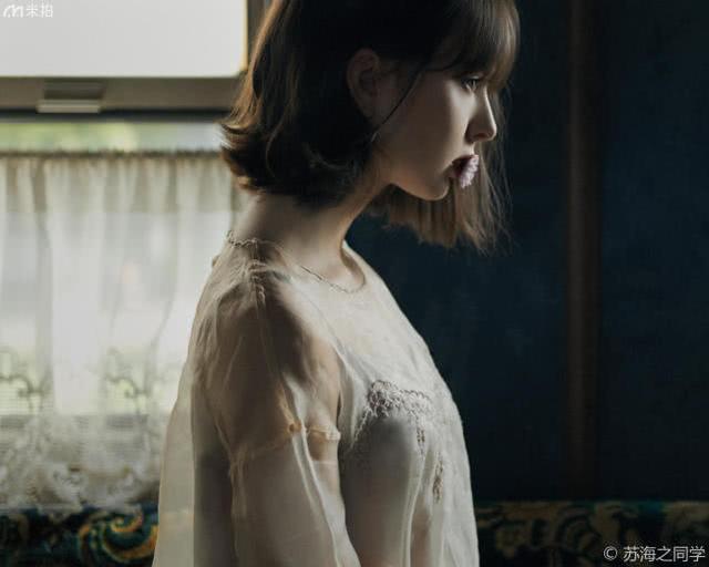 人像写真:火车上的短发少女,清纯可爱