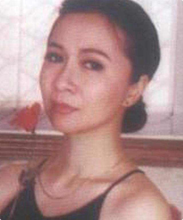 《一路繁花》的奶奶,年轻时蜂腰美背、酥胸长腿,个个撩人于无形
