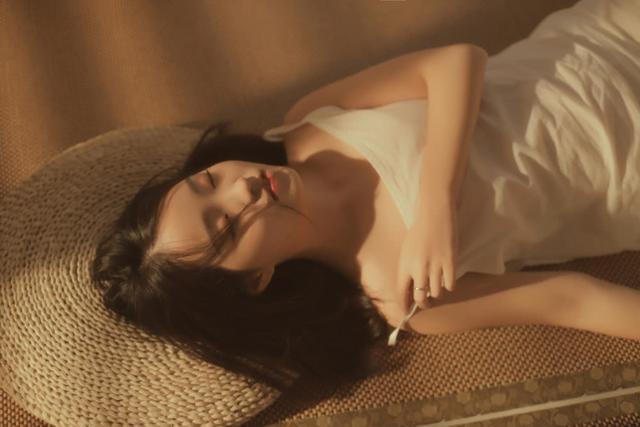 少女身穿吊带拍私房,清纯又撩人