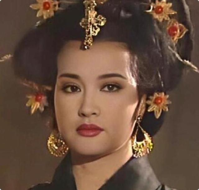 《一路繁花》的奶奶,年轻时蜂腰美背、酥胸长腿,个个撩人于无形