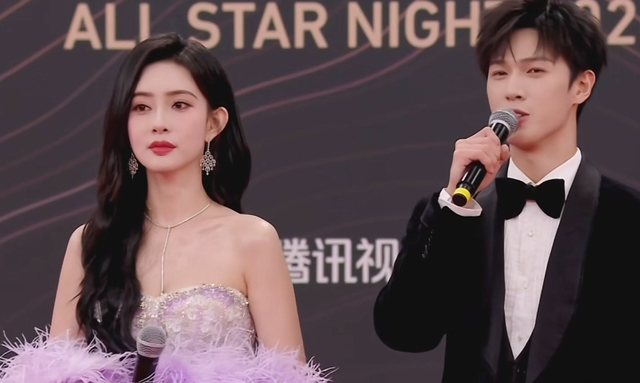 流鼻血还抢话筒,两个女星当众亲吻,只有赵丽颖C位压轴很安心