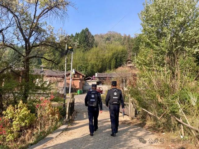 盈江“红石榴背包警务队”:用行动让边境线上的幸福之花越开越艳
