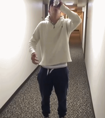 女子穿皮裤和露肩装相亲,男子一看竟是老熟人,直接掉头就走!