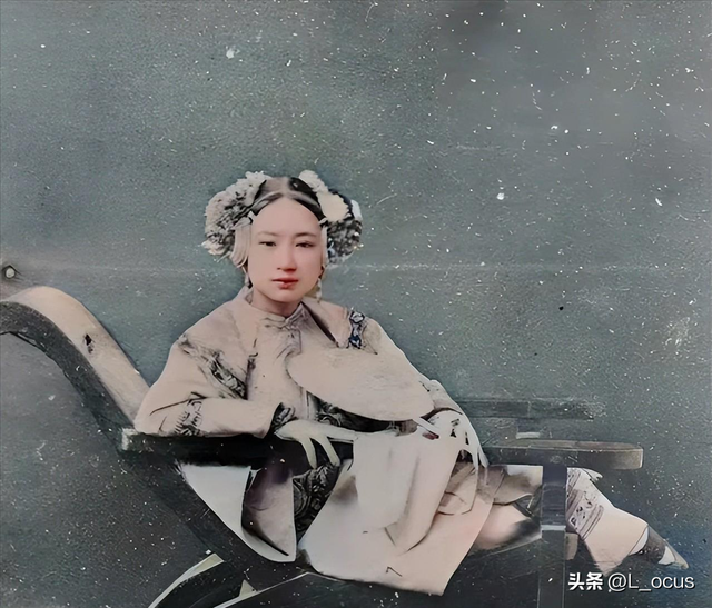 罕见耻辱老照片:被拍卖的大胸女人,全裸女人被男人拿枪指着