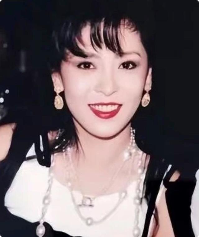 《一路繁花》的奶奶,年轻时蜂腰美背、酥胸长腿,个个撩人于无形