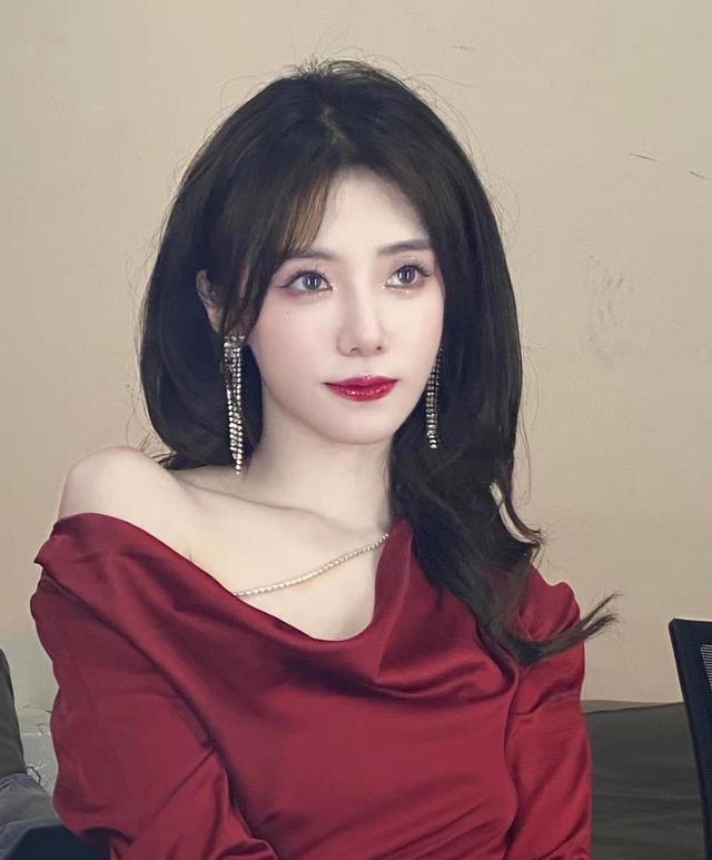 春节腐团儿穿红色短裙,双腿比例超过裙长,小钰却少女感十足