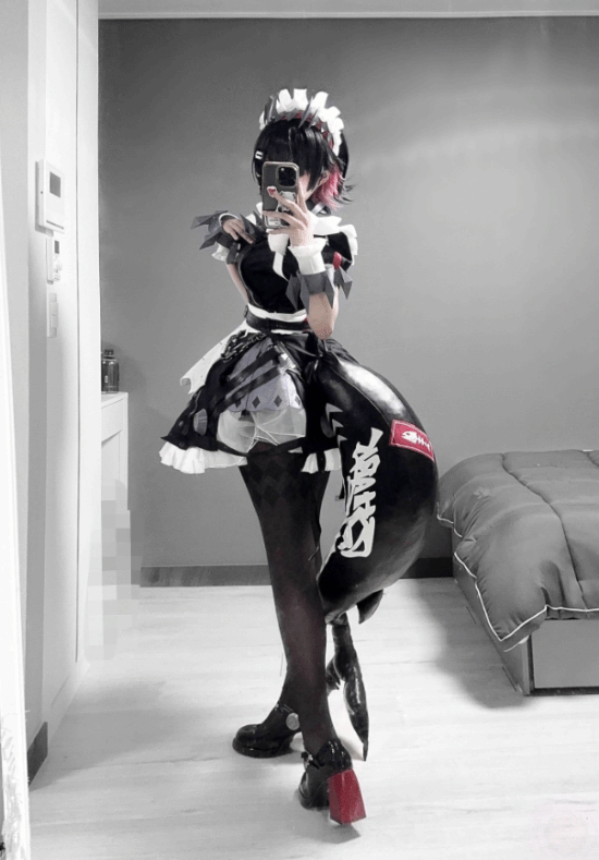 美女COS《绝区零》鲨鱼妹艾莲:娇小可爱黑丝吸睛