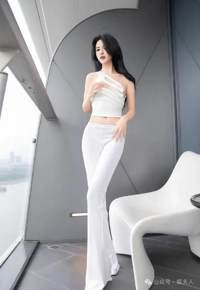 美女模特浅浅,水蛇腰、蜜桃臀,高跟大长腿,白嫩性感还甜美