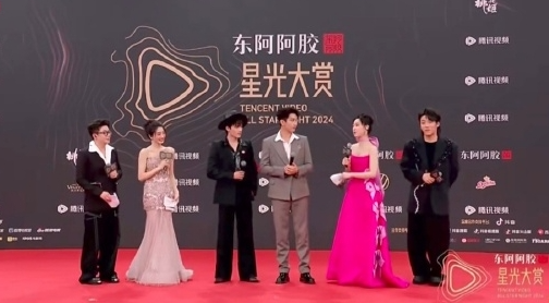 流鼻血还抢话筒,两个女星当众亲吻,只有赵丽颖C位压轴很安心