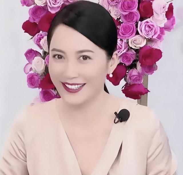 “小方脸”才是真抗老,这些拒绝“削骨”女明星,岁数越大越好看