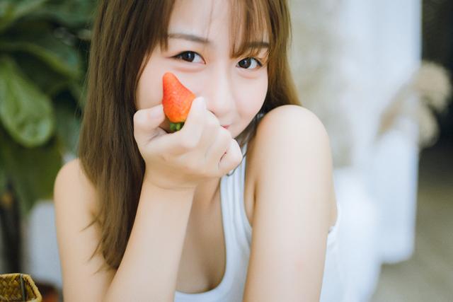 魔鬼身材美女姐姐,请吃柠檬和草莓