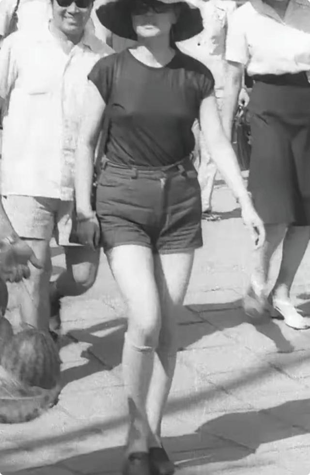 《一路繁花》的奶奶,年轻时蜂腰美背、酥胸长腿,个个撩人于无形