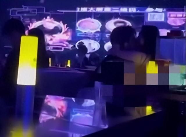 酒吧里醉酒美女不雅行为,男友阻拦无果,路人围观惊叹不已!