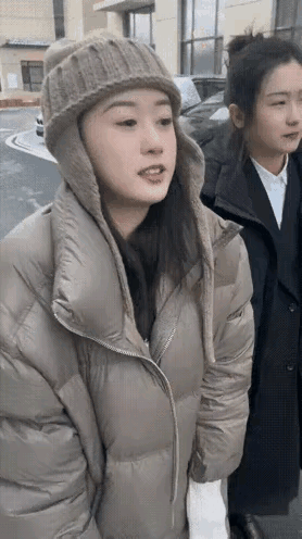 女子穿皮裤和露肩装相亲,男子一看竟是老熟人,直接掉头就走!