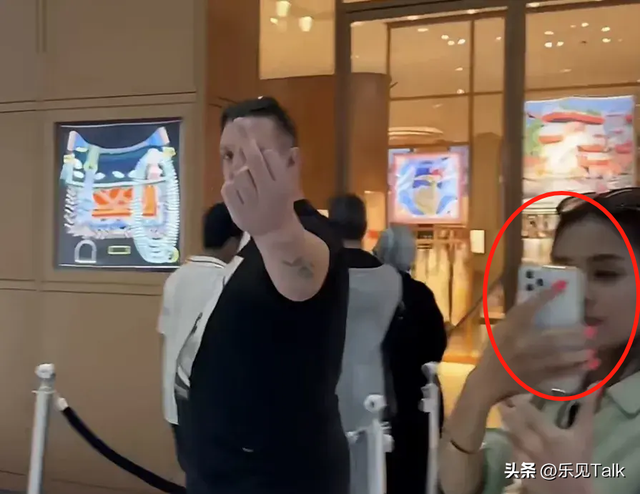 炸裂!中国美女在国外暴打2米高辱华老外,网友:老外说谢谢了吗