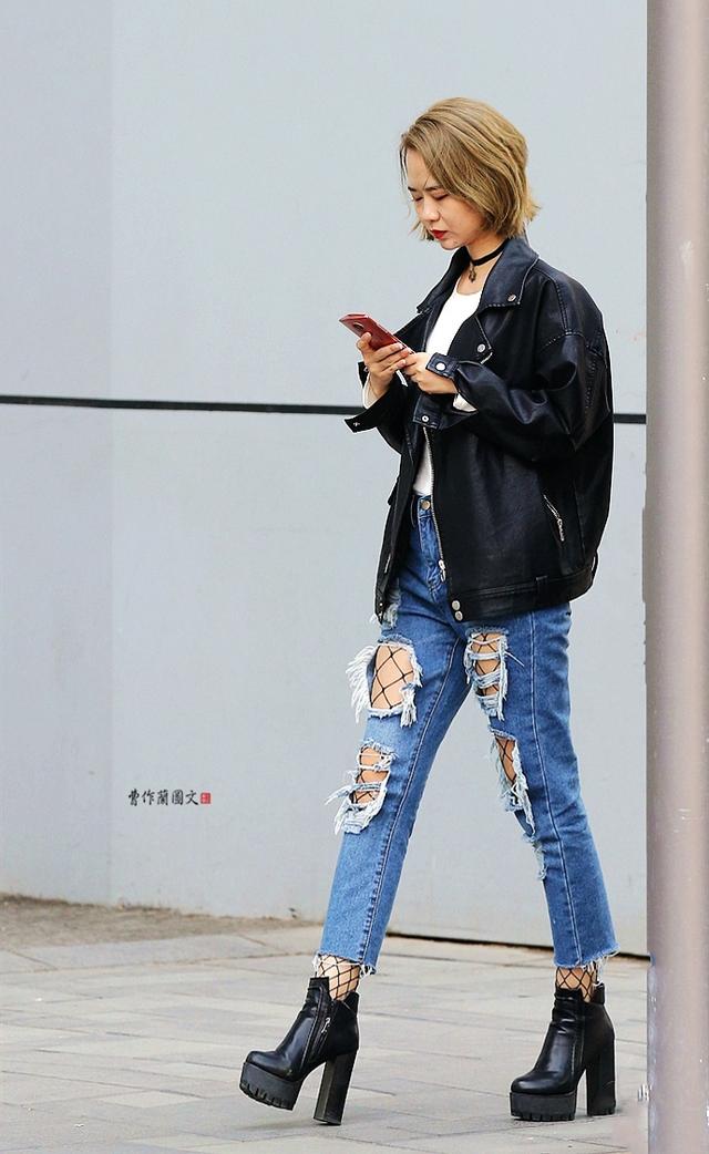 街拍:穿黑丝,这些美女偏爱渔网袜