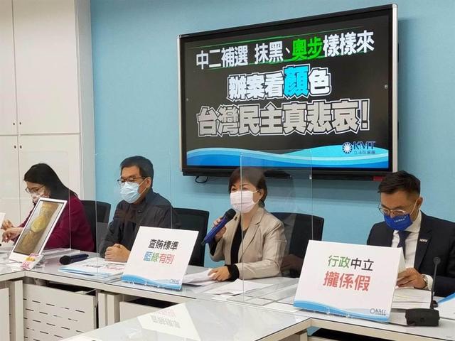 民进党“公投”造势,邀辣妹热舞,大秀细腰美腿,岛内网友看懵了