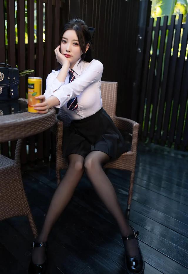 性感女神杨晨晨:学院JK裙搭配黑丝马丁,美女魅力四射