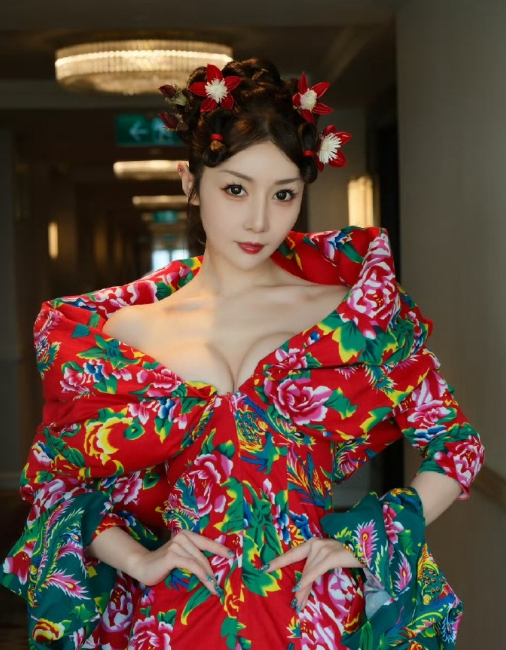 流鼻血还抢话筒,两个女星当众亲吻,只有赵丽颖C位压轴很安心