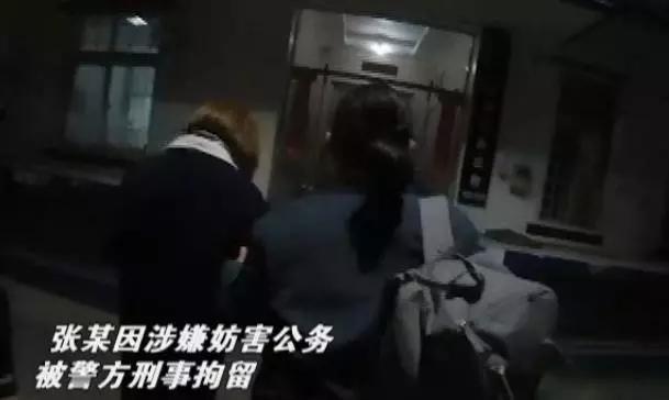 厉害了!女大学生对警察踢裆扇耳光,还想“微笑面对生活”?结果……