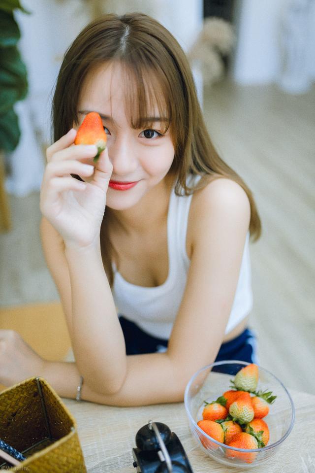 魔鬼身材美女姐姐,请吃柠檬和草莓