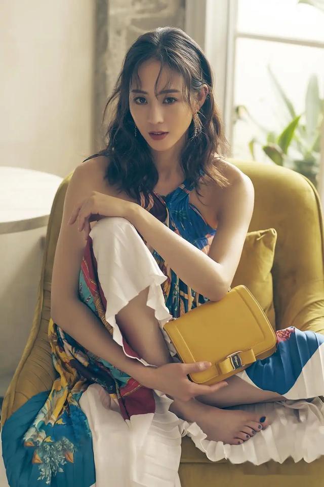 张钧甯光脚丫写真:皮肤紧致、肤白貌美、从头美到脚!