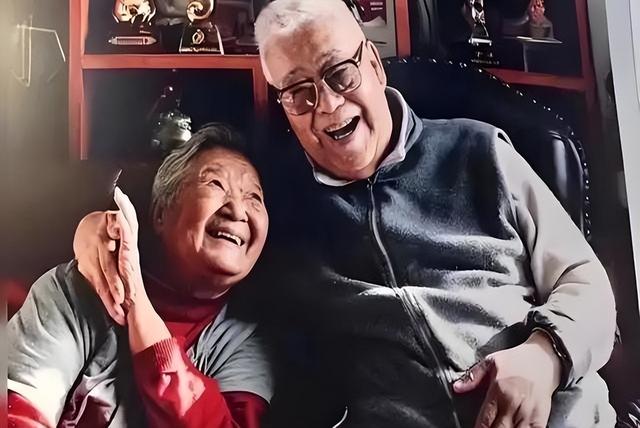 于洋97岁妻子杨静去世,儿子早逝女儿定居美国,晚年住护理公寓